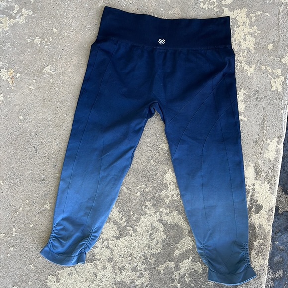 Like new Forever 21 ombre Capri leggings - Picture 9 of 11